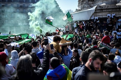 トランスジェンダー女性、群衆に囲まれ暴行被害 仏で怒りの声