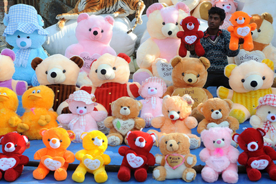 ずらり並んだ大きなクマのぬいぐるみ、インド