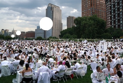米ニューヨークの「白い宴」、5500人が夕食楽しむ