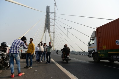 印シグネチャー橋開通、自撮りで混雑
