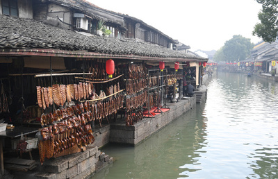 千年の里、薫製作りで新春の準備 中国・浙江