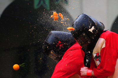 イタリア名物「オレンジ合戦」開催