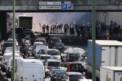 反「ウーバー」デモが暴徒化、タクシー運転手が道路封鎖 仏