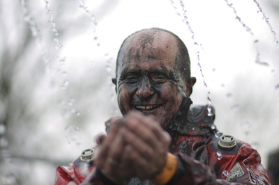 恒例の泥レースで新年から泥まみれ 英モルドン