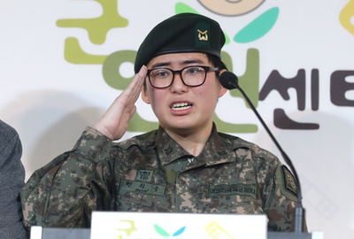 性別適合手術受け除隊処分の韓国軍兵士、撤回求め涙の訴え