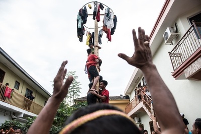 目指すは最上部の景品、滑るポールに挑戦 マレーシア