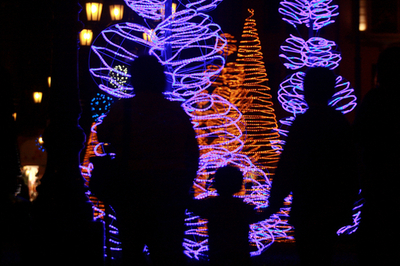 南米ペルーのクリスマス、広場彩るイルミネーション