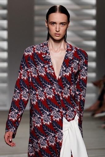 ボタニカルモチーフでエキゾチックに、「タクーン」15年春夏