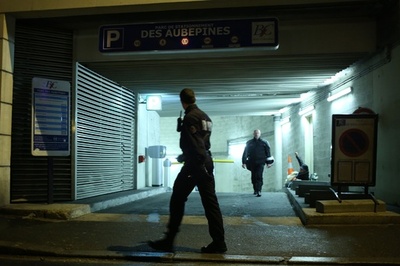 パリ発砲事件の容疑者、94年の警官殺害に関与