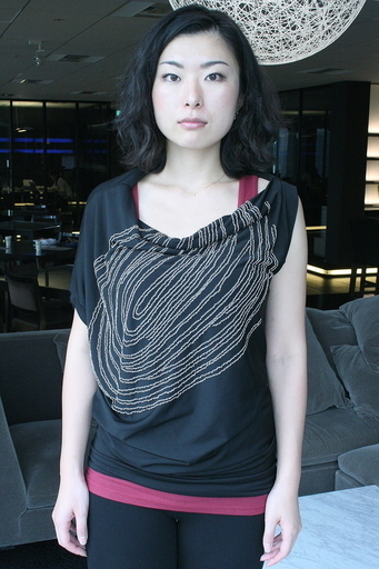 ＜ファッション業界の人々＞トレンドカラーの「レッド」を差し色に