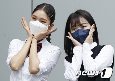 [★フォト] OH MY GIRL ミミ＆スンヒ、愛らしい女子高校生 – KOREA WAVE