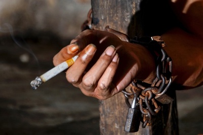 コロナで再び「鎖につながれる」精神障害者 インドネシア