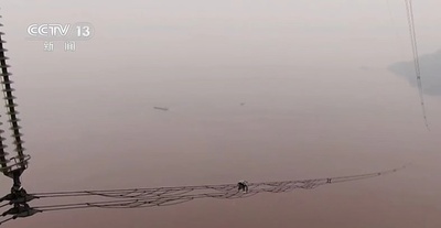 380ｍの上空で技術者が海をまたぐ500kV送変電網を点検 中国