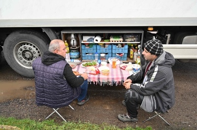 パーキングエリアで朝食を…英に足止めのトルコ人トラック運転手