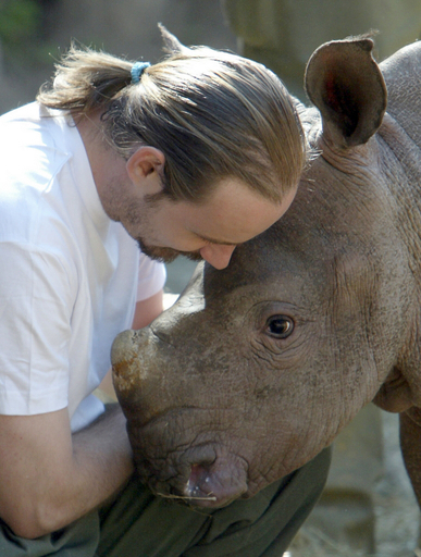 世界初、人工授精によるサイの赤ちゃんが誕生 - ハンガリー