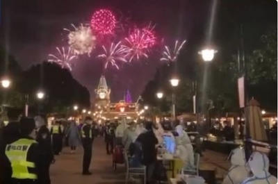 いつもと変わらぬ花火の下で整然と行われるPCR検査 上海ディズニーランドの夜