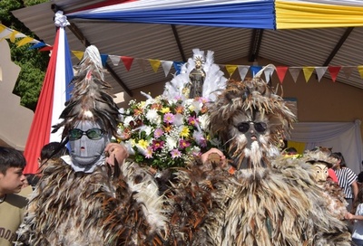 仮面に鳥の羽…パラグアイの祭り