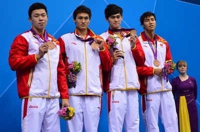 米国が金メダル、フェルプスは五輪最多19個目のメダル獲得 男子4×200mリレー