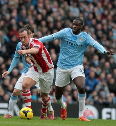 シティ、トゥーレの決勝点で優勝争いに生き残る