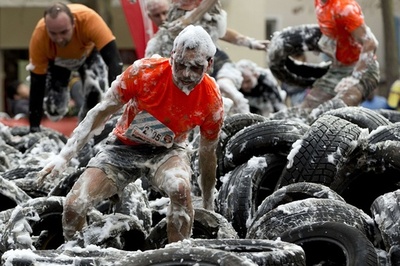 泡まみれ「世界最強」決戦、仏パリ郊外でレース開催