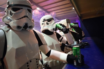 「スター・ウォーズ」コスプレ鑑賞に「フォース」の壁、英国