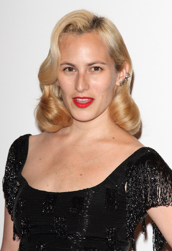 9人のシューズデザイナーが「ガラスの靴」をデザイン、世界中で発売