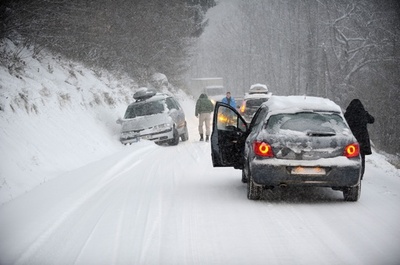 仏アルプスで豪雪、車のスキー客1万5000人が立ち往生