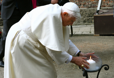 ローマ法王、アウシュビッツ強制収容所で犠牲者を追悼 - ポーランド