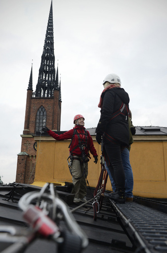 高所恐怖症の方はご遠慮ください、スウェーデンの「屋根歩き」ツアー