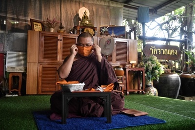 ペットボトルを再生利用、マスク作りにいそしむ僧侶たち