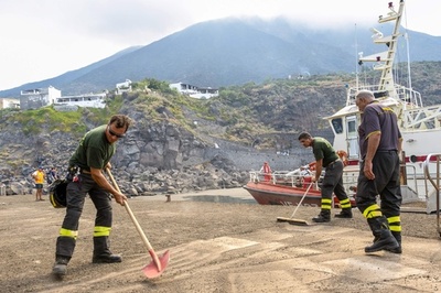 伊ストロンボリ島噴火、降灰の掃除始まる 海水浴も再開