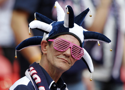 ボルトンのサポーターがライバルチームの職員解雇に怒り、嘆願運動を起こす