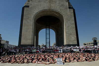 痛そうでしょ？「血まみれ」で反闘牛デモ、メキシコ市