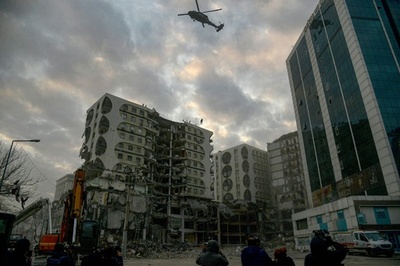 被災建物内にペット 愛好家が解体に抗議 トルコ