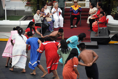 アマゾンのシャーマン、チャベス氏の回復を祈とう