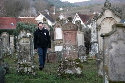 ユダヤ人共同体の「記憶の守り手」 墓地巡回ボランティア 仏