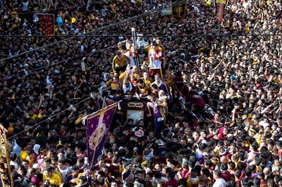 黒いキリスト像に触れたい、比の恒例行事に今年も信者殺到