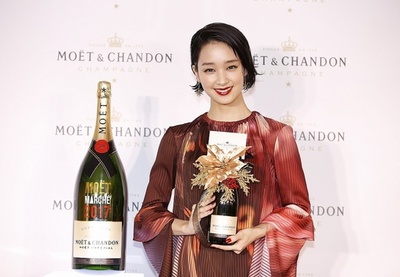 剛力彩芽も祝福！「モエ クリスマス マルシェ」開幕