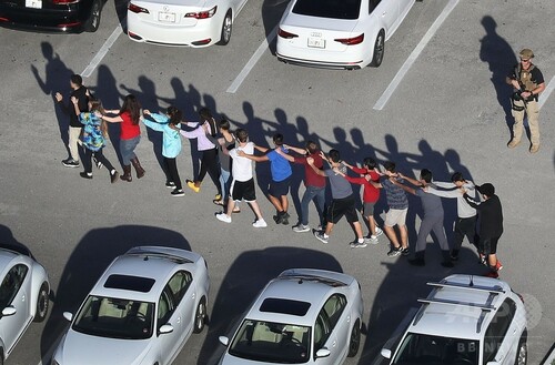 フロリダの高校で乱射 生徒ら17人死亡 元在校生の男拘束 写真9枚 ファッション ニュースならmode Press Powered By Afpbb News