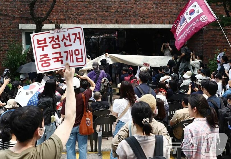 韓国統一地方選と国会議員再・補欠選挙の投票箱移送が遅れているソウル松坡区蚕室7洞第2投票所で、抗議参加者と一部住民が不正選挙を叫び、入口を封鎖している(c)news1