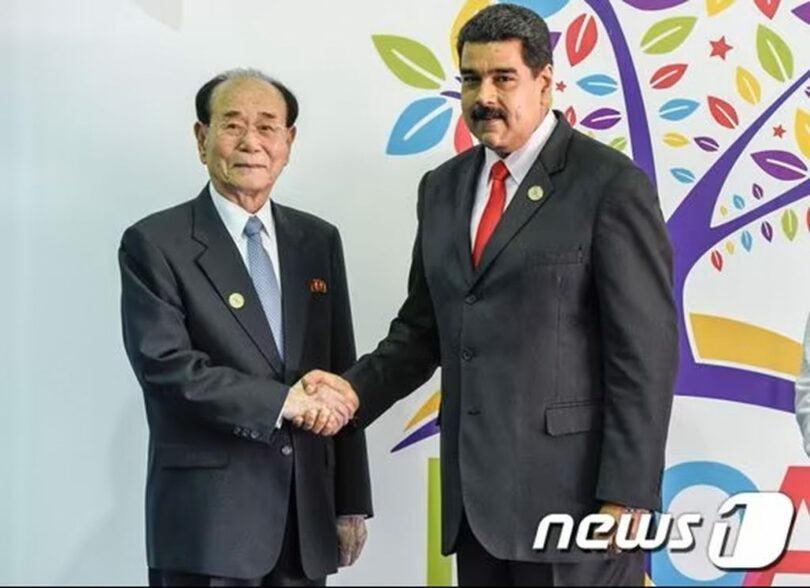 2016年9月、ベネズエラのマドゥロ大統領と握手を交わす北朝鮮の金永南・最高人民会議常任委員長（当時）(c)AFP/news1