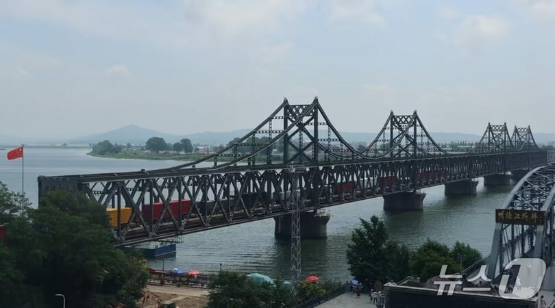 6月30日、中朝友誼橋に長く並ぶ貨物トラック＝筆者提供(c)news1