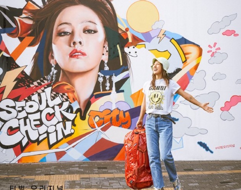 ガニーのスマイルTシャツ（TVINGポスター）(c)MONEYTODAY