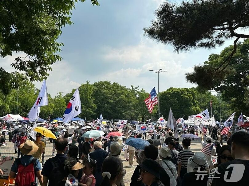 28日、ソウルのオリンピック公園ハンドボール競技場前で開票所封鎖デモが開かれている(c)news1