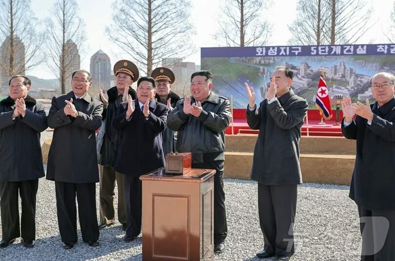 キム・ジョンウン（金正恩）朝鮮労働党総書記が出席した「和盛地区第5段階」建設着工式＝労働新聞(c)news1