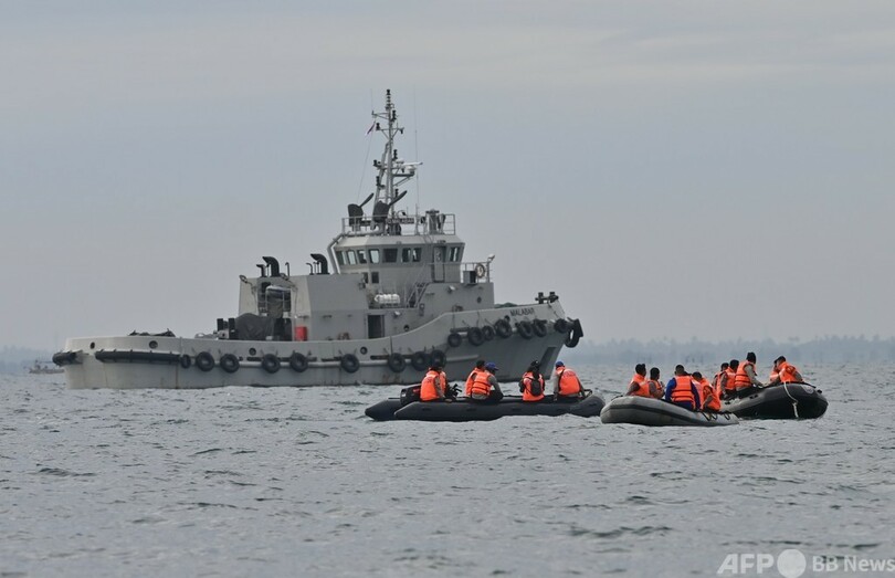消息絶ったインドネシア旅客機、ジャワ海に墜落 人体の一部発見