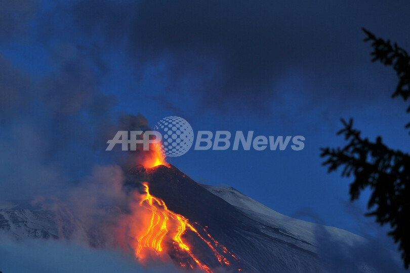 伊シチリア島でエトナ山噴火、空港が閉鎖に
