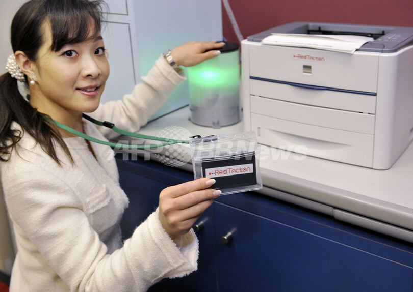 手で触れるだけで高速通信、NTTの新技術｢レッドタクトン｣