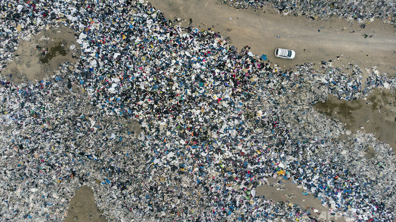 砂漠を汚染する「ファストファッション」 廃棄した古着から有害物質 チリ