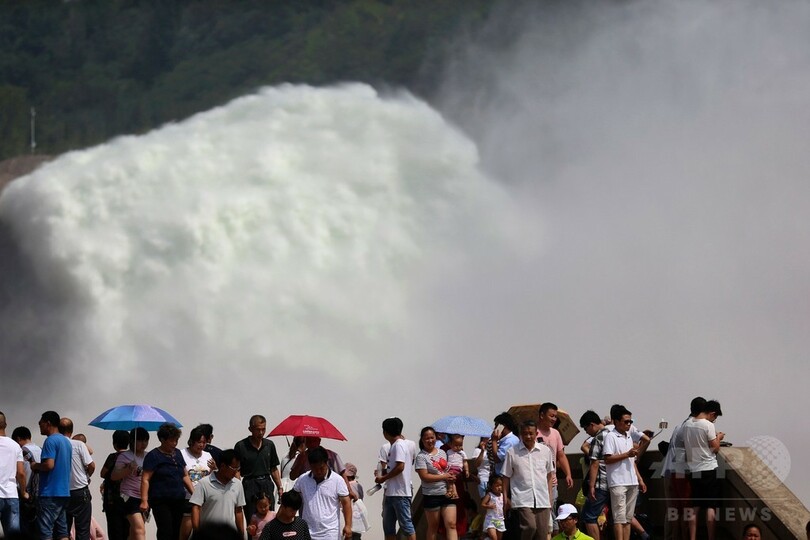 大迫力！ ドローンが撮影したダムの放水 中国・河南省